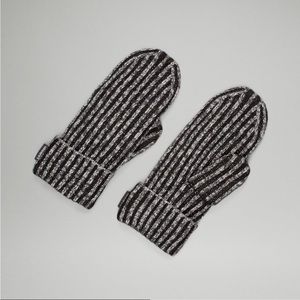Women’s Lululemon textured fleece-lined knit mittens